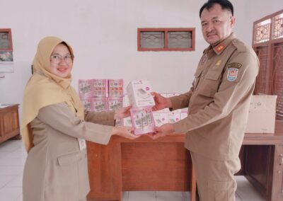 PENYALURAN BANTUAN ALAT KESEHATAN BAGI POSYANDU GUNA DUKUNG PROGRAM ILP