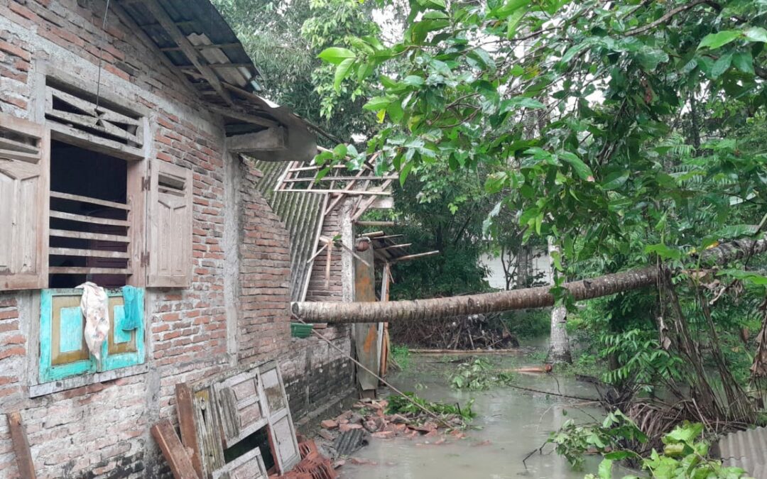 Desa Layansari Dilanda Badai: Angin Puting Beliung Rusak Rumah Warga