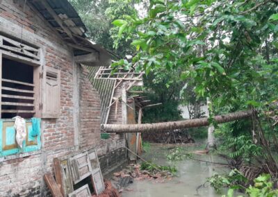 Desa Layansari Dilanda Badai: Angin Puting Beliung Rusak Rumah Warga
